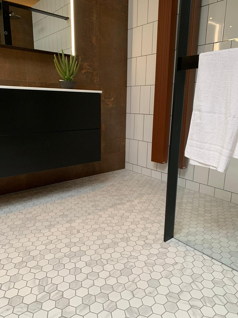 The Mosaic Factory Barcelona Mozaiek Tegel Hexagon - Carrara Wit Porselein Print 281x325 mm